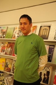 寺澤氏正面からの写真緑色のTシャツ.jpg