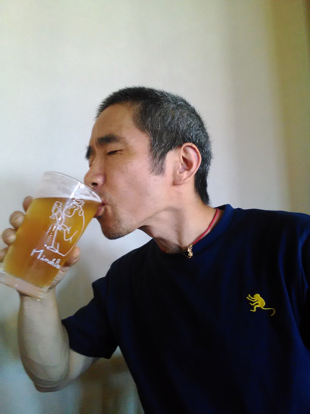 箕面ビールを飲む小林