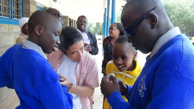 ケニアの盲学校の生徒と交流する代表小林
