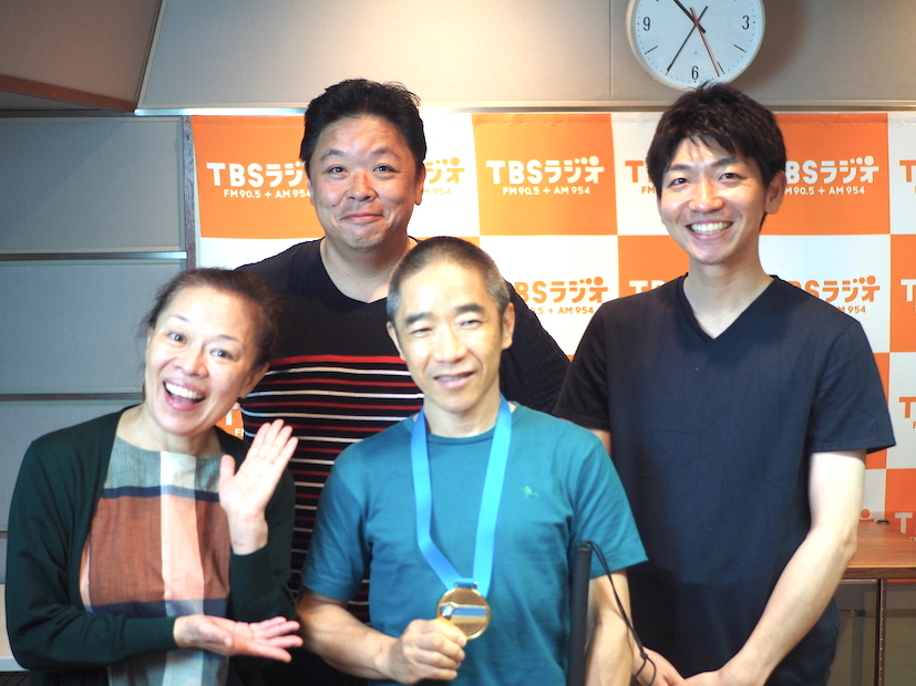生放送直後のスタジオでの記念写真：小林、伊集院光さん、柴田理恵さん、喜入友浩さん（TBSアナウンサー）　